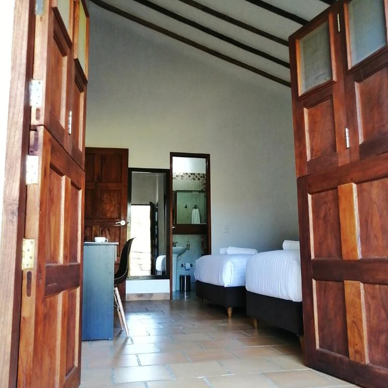 CASA LLANO HIGUERAS - Habitación Triple con vistas al jardín - 11