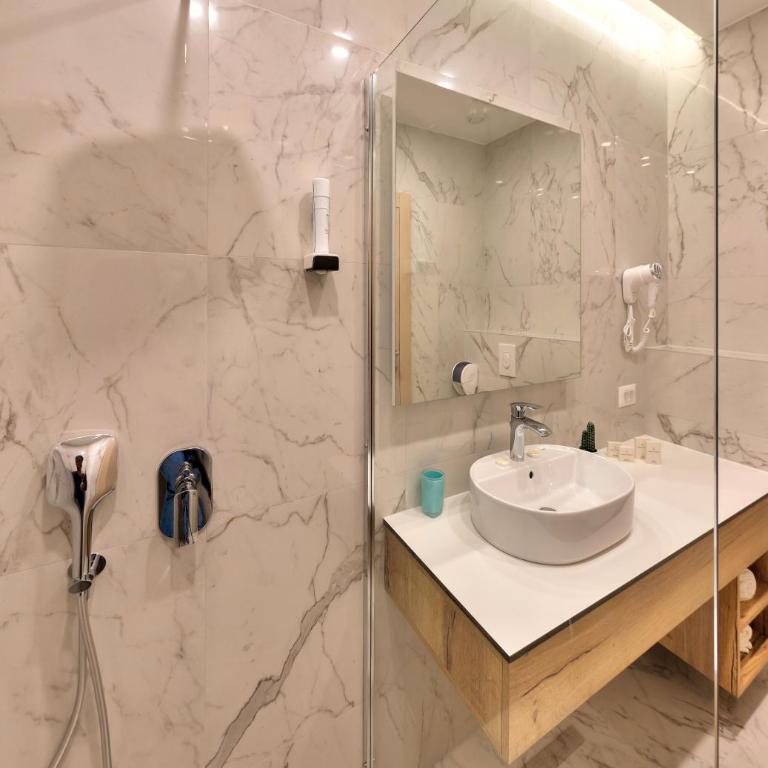 Hotel Emerald - Superior Double or Twin Room - 5