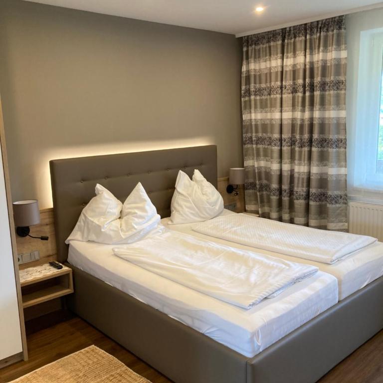Pension Hartmann - Doppel-/Zweibettzimmer mit Balkon - 10