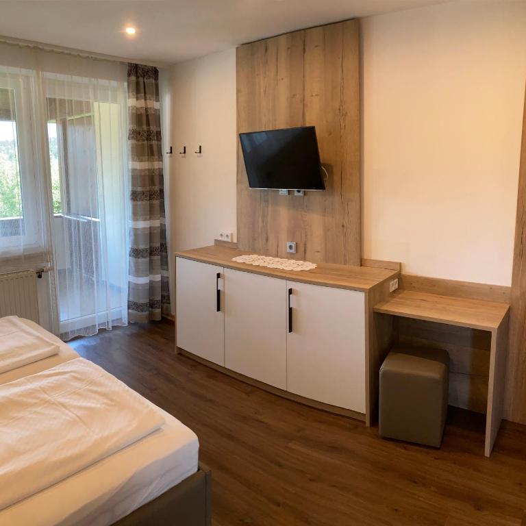 Pension Hartmann - Doppel-/Zweibettzimmer mit Balkon - 9