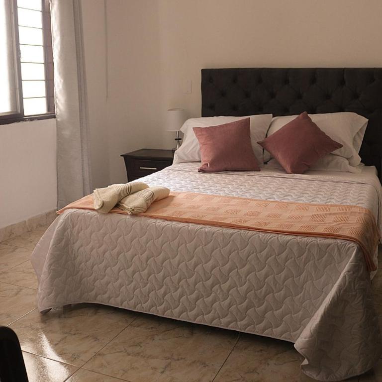 ALOJAMIENTO CON PARQUEO CERCA A LA BASÍLICA - Apartamento de 3 dormitorios - 9