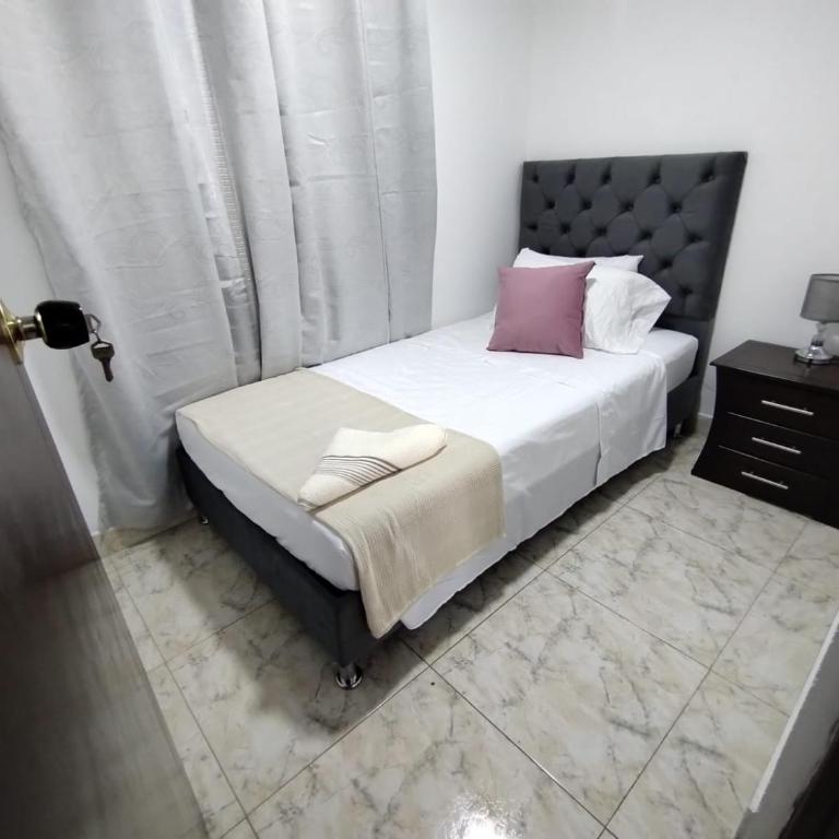 ALOJAMIENTO CON PARQUEO CERCA A LA BASÍLICA - Apartamento de 3 dormitorios - 8
