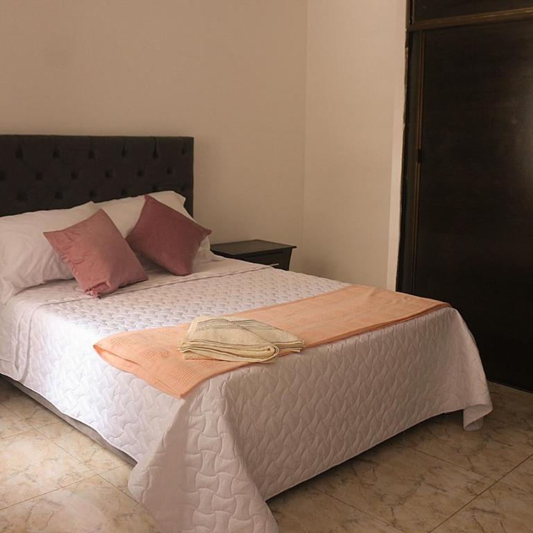 ALOJAMIENTO CON PARQUEO CERCA A LA BASÍLICA - Apartamento de 3 dormitorios - 7