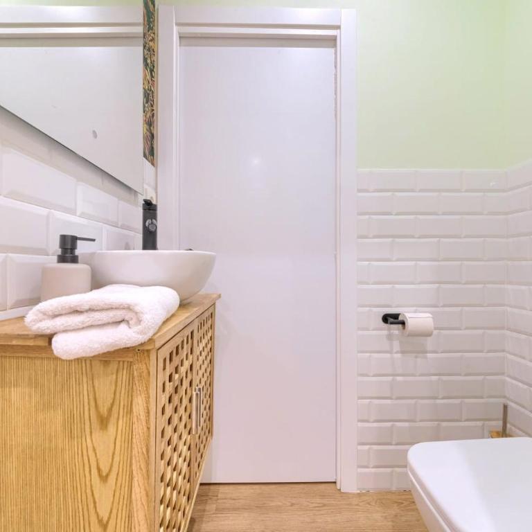 Roomscapital - Three-Bedroom Apartment - 4