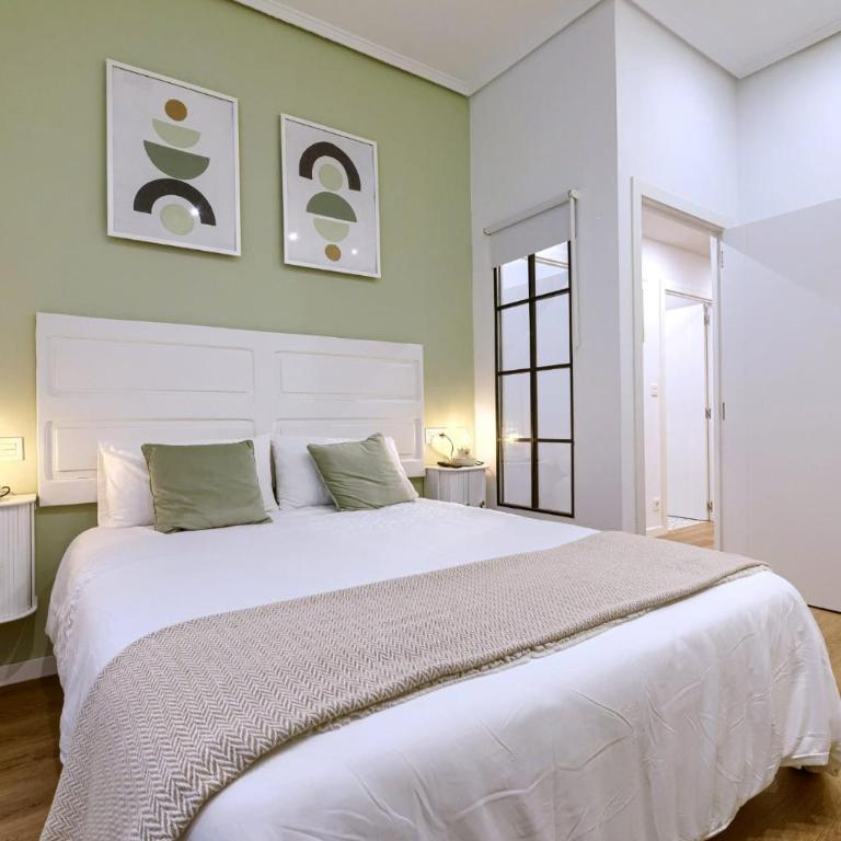Roomscapital - Three-Bedroom Apartment - 1