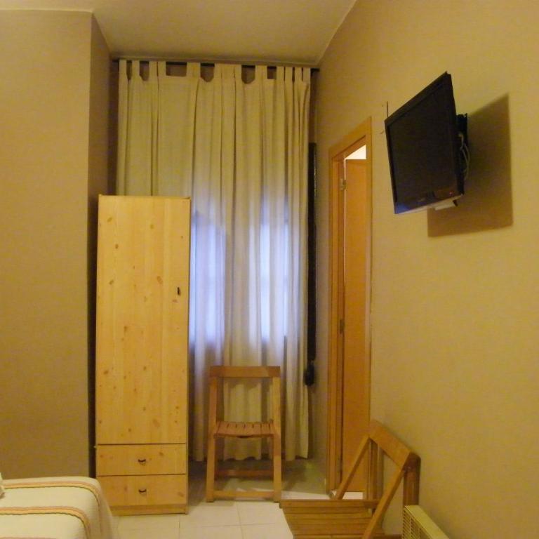 Pensión Corona - Habitación Doble con baño compartido - 1 o 2 camas - 6