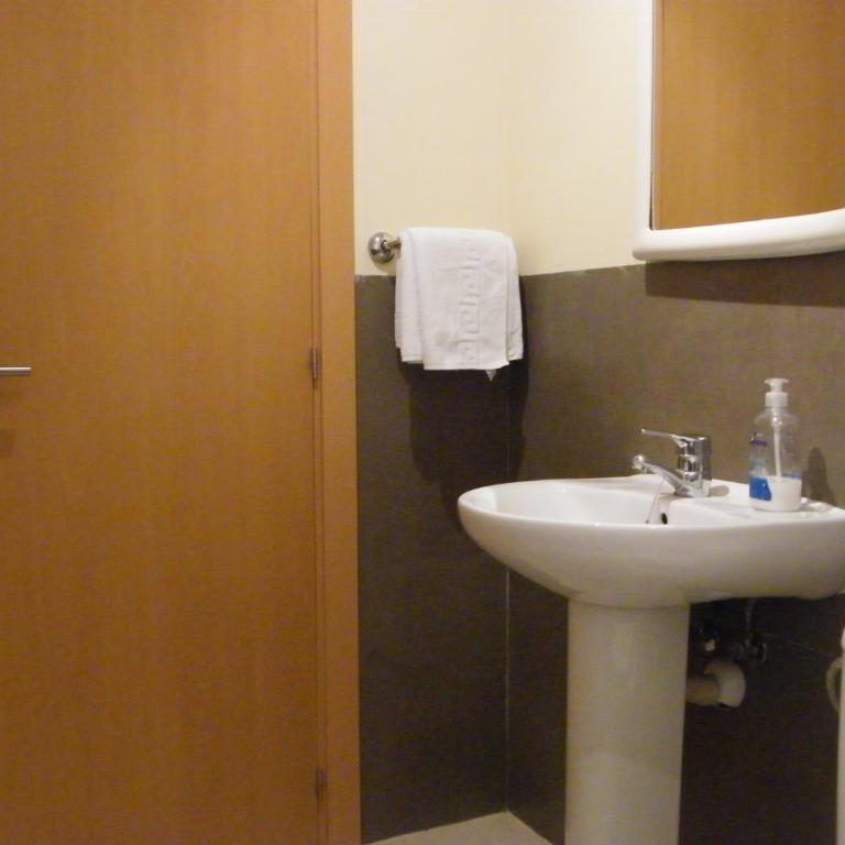 Pensión Corona - Habitación Doble con baño compartido - 1 o 2 camas - 9