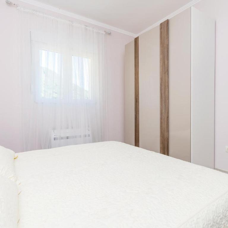 Amazing Home In Herceg Novi With Wifi - Four-Bedroom Vacation Home - 14