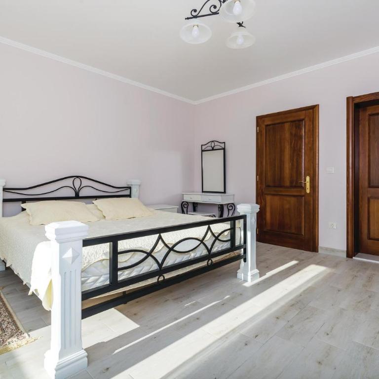 Amazing Home In Herceg Novi With Wifi - Four-Bedroom Vacation Home - 10