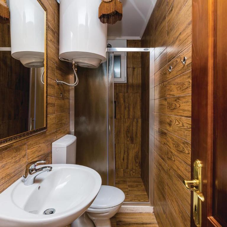 Amazing Home In Herceg Novi With Wifi - Four-Bedroom Vacation Home - 19