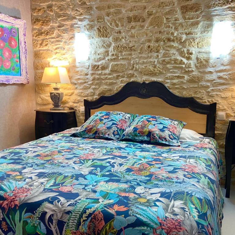 Domaine Ô Clair de Lune - Chambres d'Hôtes et Gîtes à Sarlat - Accès Cité Médiévale 5 minutes à pied - Parking - SPA & Massages en option - Piscine de saison - Chambre Double Supérieure avec Salle de Bains Privative - 4