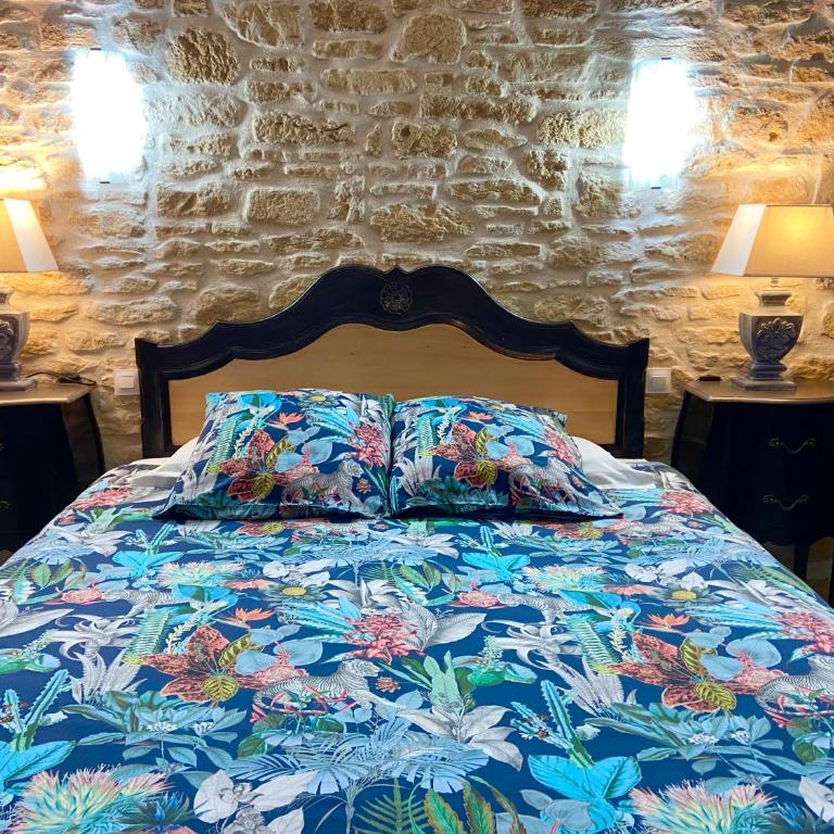 Domaine Ô Clair de Lune - Chambres d'Hôtes et Gîtes à Sarlat - Accès Cité Médiévale 5 minutes à pied - Parking - SPA & Massages en option - Piscine de saison - Chambre Double Supérieure avec Salle de Bains Privative - 5