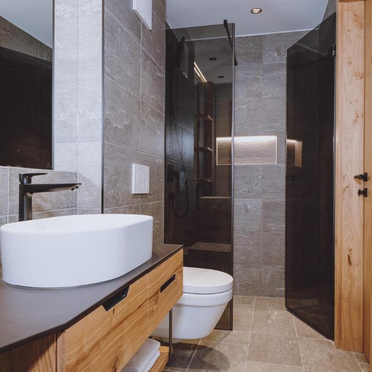 Premium Chalets by ZAGLGUT, Zell am See-Kaprun - Wellness & Infinity Pool, Air Conditioning, Panoramic Views & Summer Card Included - Chalet mit 3 Schlafzimmern, Sauna und Außenbadewanne - 1