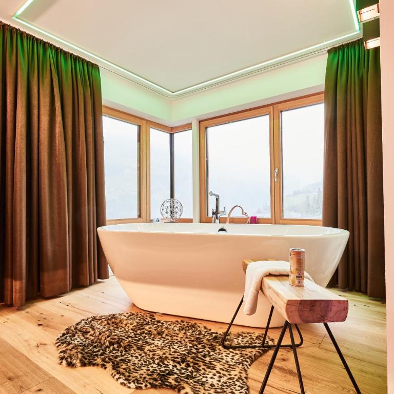 Hotel Jörglerhof - Suite mit Kingsize-Bett und Balkon - 4