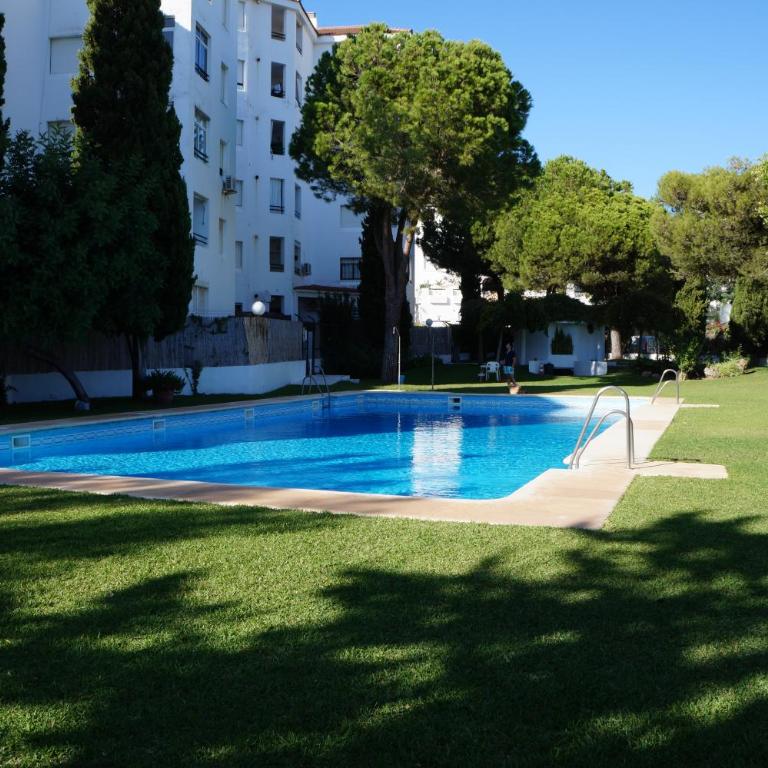 Piso muy moderno para 4 personas y una cuna a 7 min caminando a la playa, con aire, balcón con vistas y 2 piscinas - Apartamento de 2 dormitorios - 43