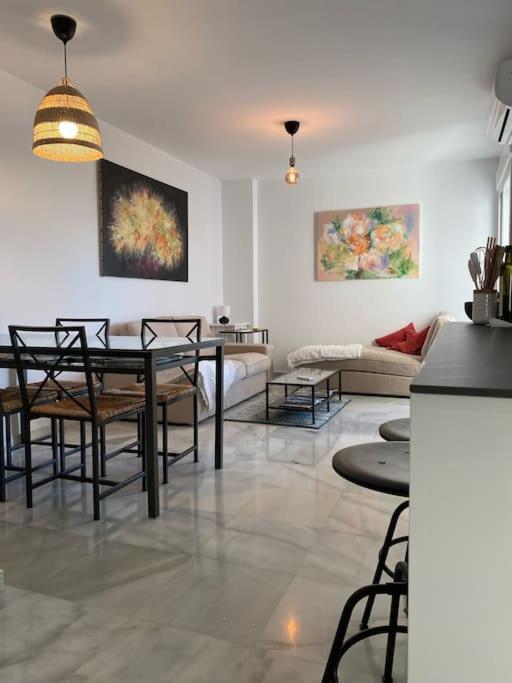 Piso muy moderno para 4 personas y una cuna a 7 min caminando a la playa, con aire, balcón con vistas y 2 piscinas - Apartamento de 2 dormitorios - 29