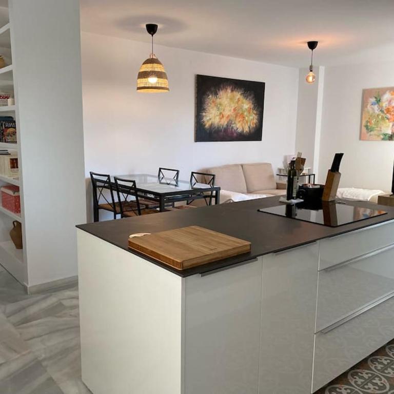 Piso muy moderno para 4 personas y una cuna a 7 min caminando a la playa, con aire, balcón con vistas y 2 piscinas - Apartamento de 2 dormitorios - 4