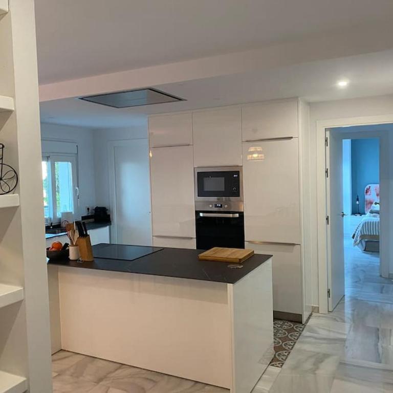 Piso muy moderno para 4 personas y una cuna a 7 min caminando a la playa, con aire, balcón con vistas y 2 piscinas - Apartamento de 2 dormitorios - 20