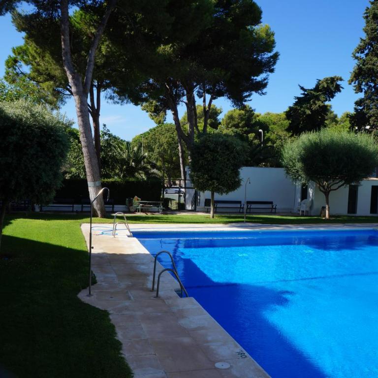 Piso muy moderno para 4 personas y una cuna a 7 min caminando a la playa, con aire, balcón con vistas y 2 piscinas - Apartamento de 2 dormitorios - 1