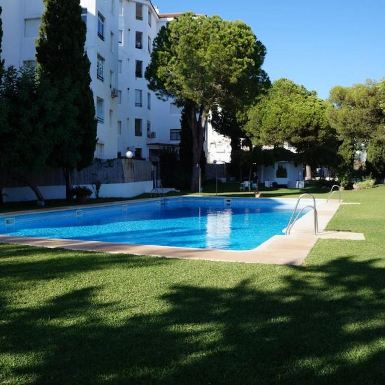 Piso muy moderno para 4 personas y una cuna a 7 min caminando a la playa, con aire, balcón con vistas y 2 piscinas - Apartamento de 2 dormitorios - 47