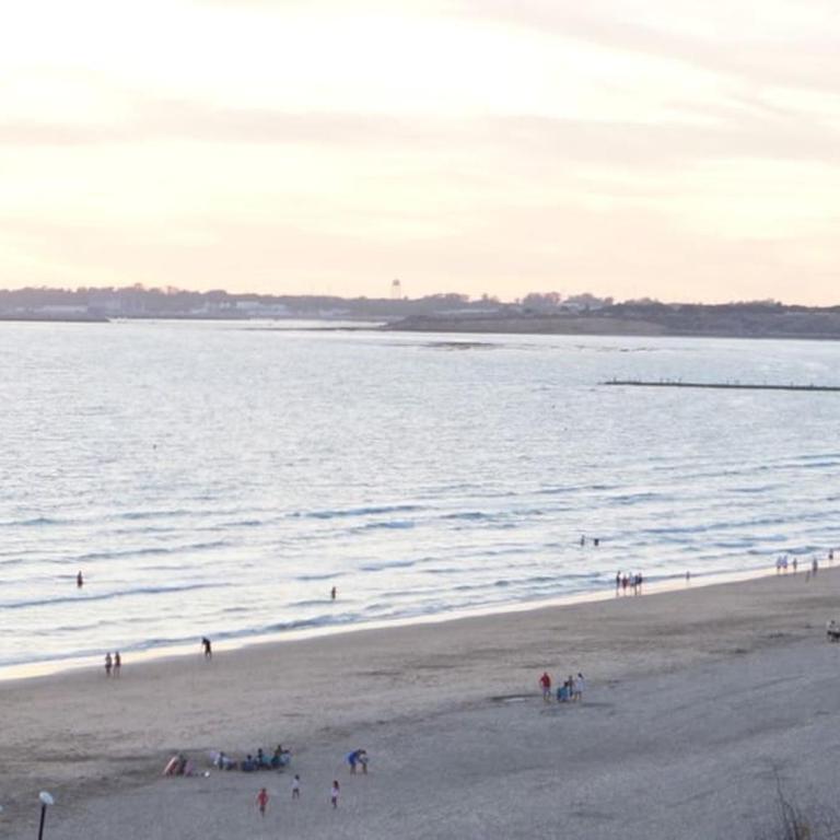 Piso muy moderno para 4 personas y una cuna a 7 min caminando a la playa, con aire, balcón con vistas y 2 piscinas - Apartamento de 2 dormitorios - 65