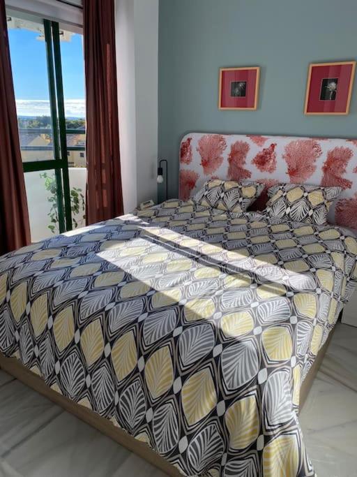 Piso muy moderno para 4 personas y una cuna a 7 min caminando a la playa, con aire, balcón con vistas y 2 piscinas - Apartamento de 2 dormitorios - 12