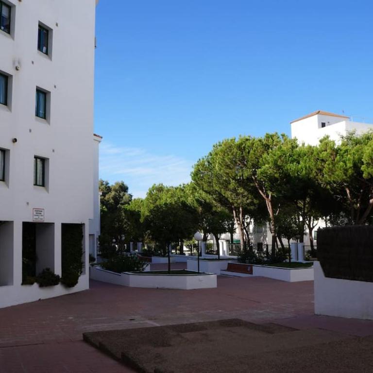 Piso muy moderno para 4 personas y una cuna a 7 min caminando a la playa, con aire, balcón con vistas y 2 piscinas - Apartamento de 2 dormitorios - 55