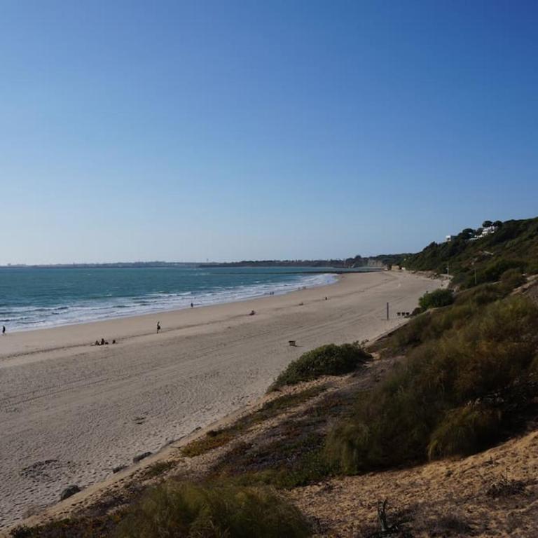 Piso muy moderno para 4 personas y una cuna a 7 min caminando a la playa, con aire, balcón con vistas y 2 piscinas - Apartamento de 2 dormitorios - 66
