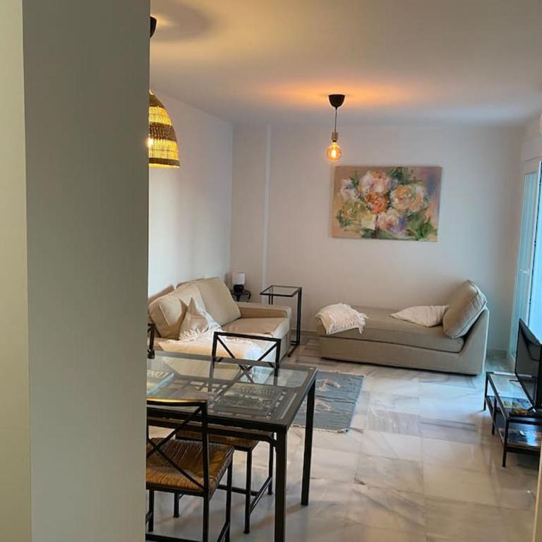 Piso muy moderno para 4 personas y una cuna a 7 min caminando a la playa, con aire, balcón con vistas y 2 piscinas - Apartamento de 2 dormitorios - 30