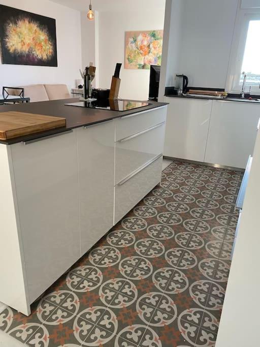 Piso muy moderno para 4 personas y una cuna a 7 min caminando a la playa, con aire, balcón con vistas y 2 piscinas - Apartamento de 2 dormitorios - 19