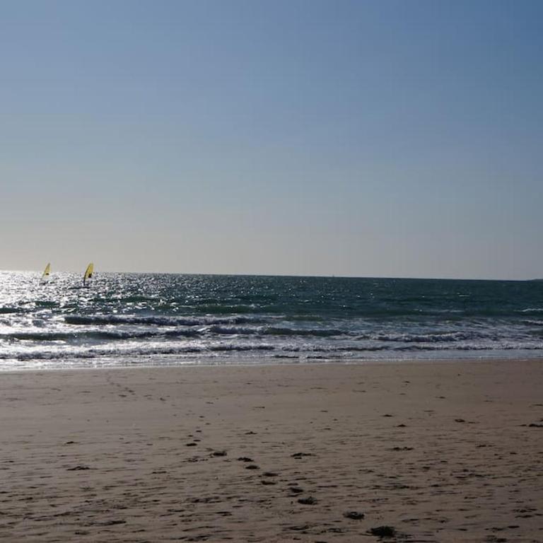 Piso muy moderno para 4 personas y una cuna a 7 min caminando a la playa, con aire, balcón con vistas y 2 piscinas - Apartamento de 2 dormitorios - 64