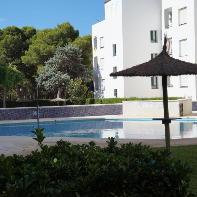 Piso muy moderno para 4 personas y una cuna a 7 min caminando a la playa, con aire, balcón con vistas y 2 piscinas - Apartamento de 2 dormitorios - 51