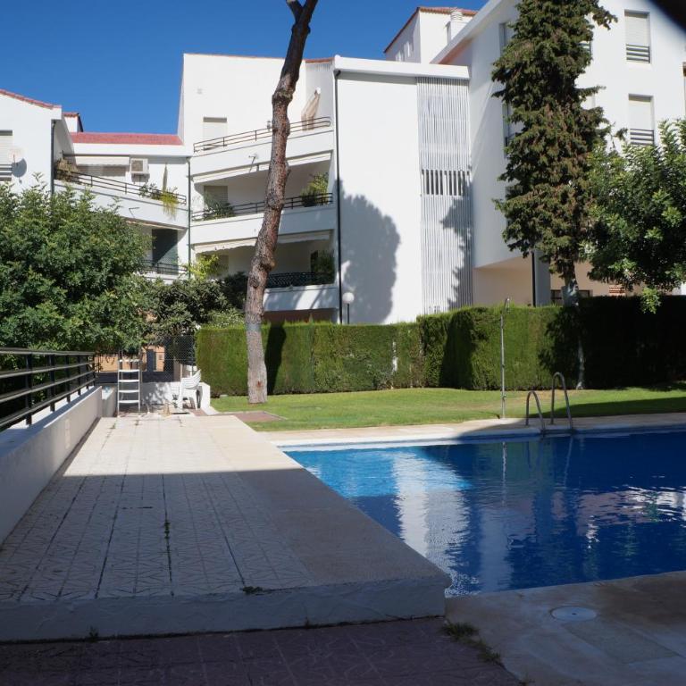 Piso muy moderno para 4 personas y una cuna a 7 min caminando a la playa, con aire, balcón con vistas y 2 piscinas - Apartamento de 2 dormitorios - 52