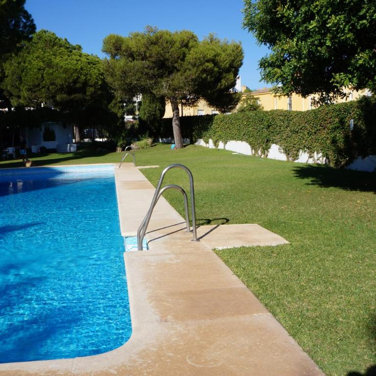 Piso muy moderno para 4 personas y una cuna a 7 min caminando a la playa, con aire, balcón con vistas y 2 piscinas - Apartamento de 2 dormitorios - 46