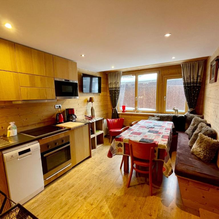 FACE VILLAGE ENFANTS, 3 CHAMBRES, EN CENTRE - Appartement 3 Chambres - 10