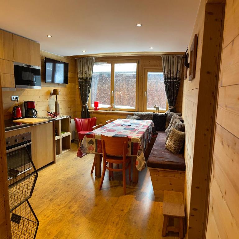 FACE VILLAGE ENFANTS, 3 CHAMBRES, EN CENTRE - Appartement 3 Chambres - 21