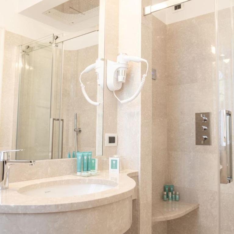 Hotel Royal - Camera Matrimoniale Comfort - 7