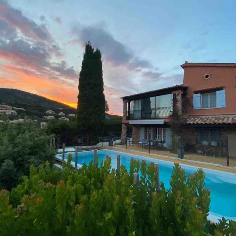 Côte d’azur: Charmante villa, vue mer, piscine,clim,calme 8/10 personnes - Villa - 1