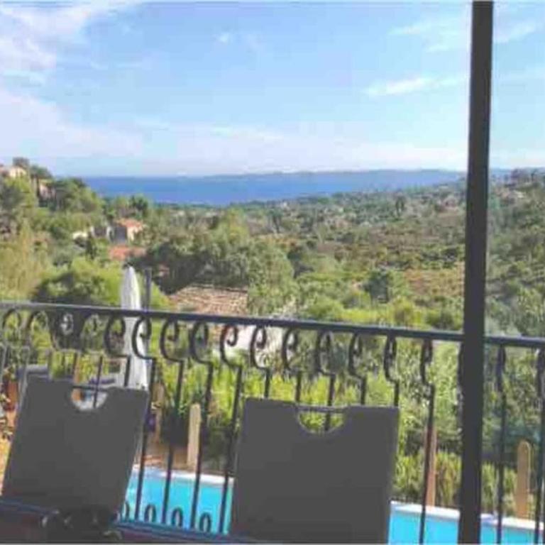 Côte d’azur: Charmante villa, vue mer, piscine,clim,calme 8/10 personnes - Villa - 23