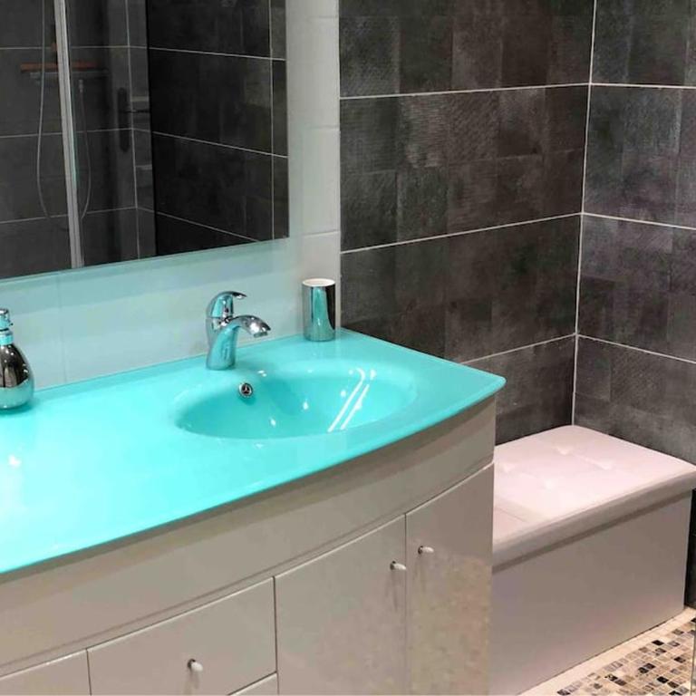 Côte d’azur: Charmante villa, vue mer, piscine,clim,calme 8/10 personnes - Villa - 25