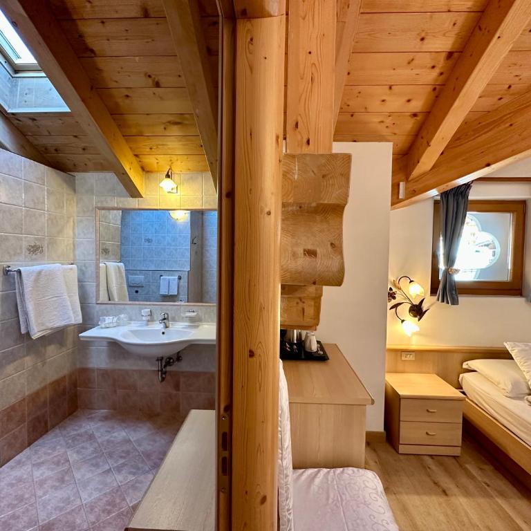 B&B Cèsa Planber Mountain View BIKE FRIENDLY - Camera Comfort Matrimoniale/Doppia con Letti Singoli con Vista Montagna - 2