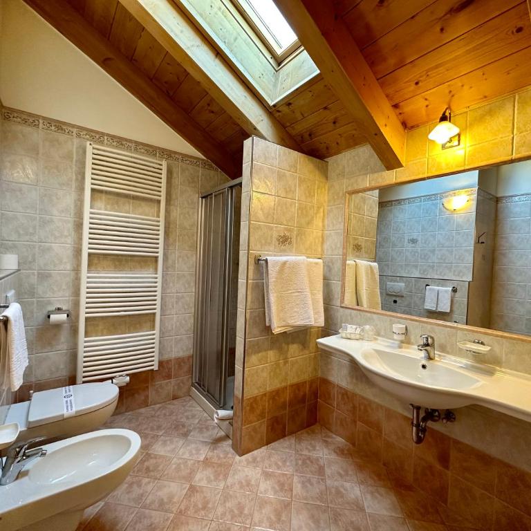 B&B Cèsa Planber Mountain View BIKE FRIENDLY - Camera Comfort Matrimoniale/Doppia con Letti Singoli con Vista Montagna - 8