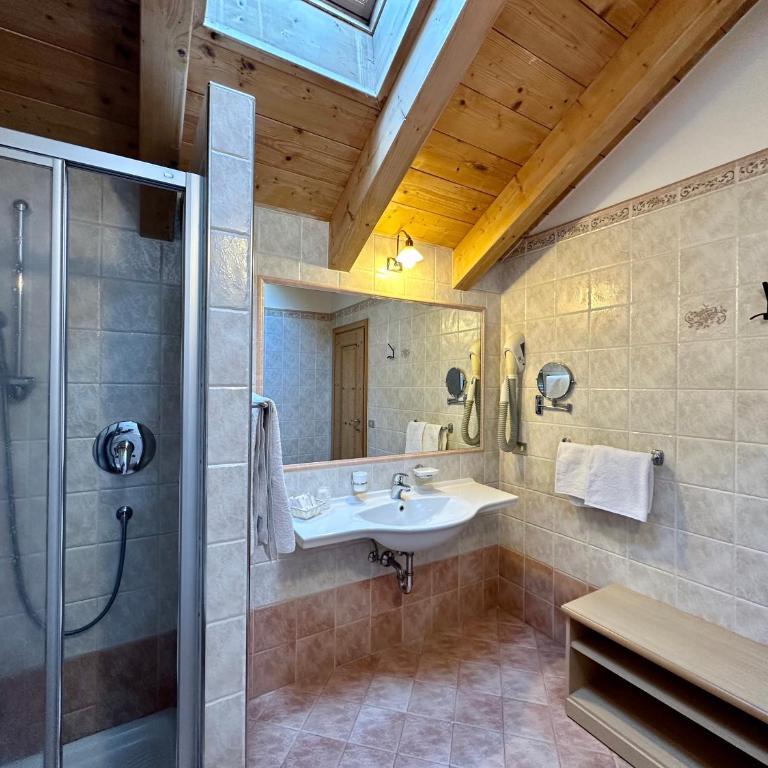 B&B Cèsa Planber Mountain View BIKE FRIENDLY - Camera Comfort Matrimoniale/Doppia con Letti Singoli con Vista Montagna - 9
