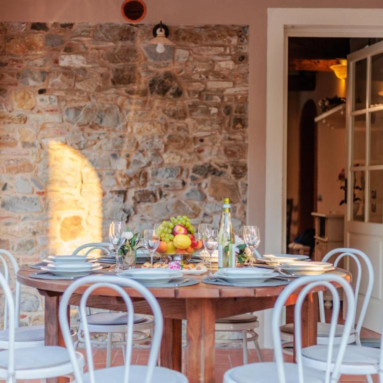 Villa Dondolino, a Stylish Farmhouse - Villa - 23