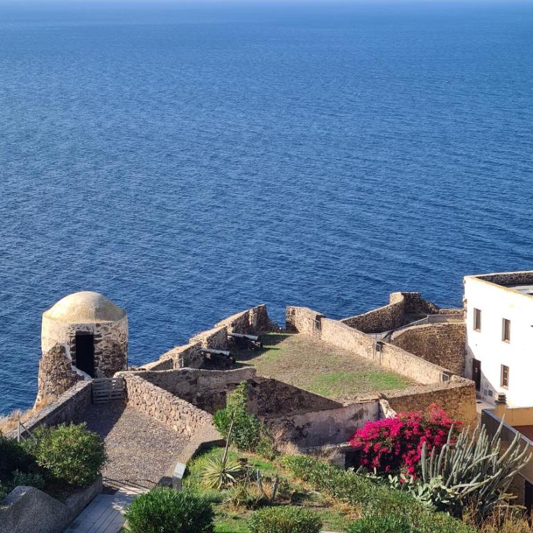 Terrazza & Romantica sospese sul mare del Borgo Antico --- Terrace & Romantic over the sea of the Ancient Village - Monolocale con Terrazza - 22