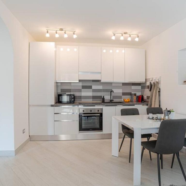 Apt in centro storico a due passi dal lago - Appartamento con 2 Camere da Letto - 8