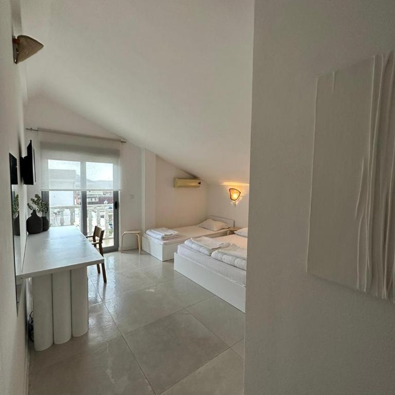 Villa Vele - Deluxe Triple Room with Sea View - 2