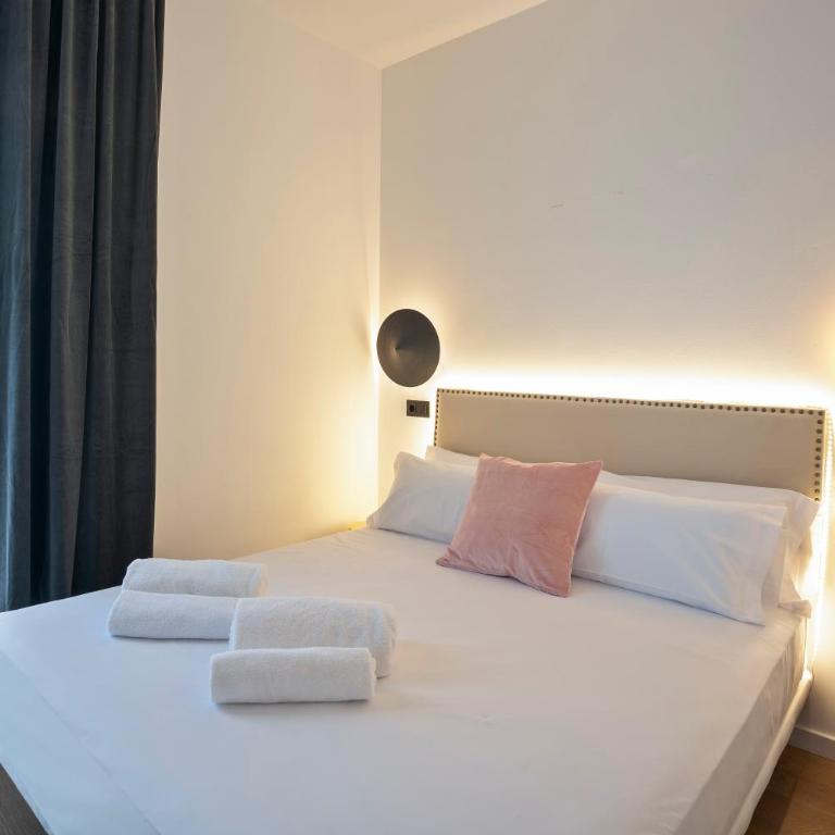 Hotel Casa Trafalgar Barcelona - Tiny Room with Balcony - 2