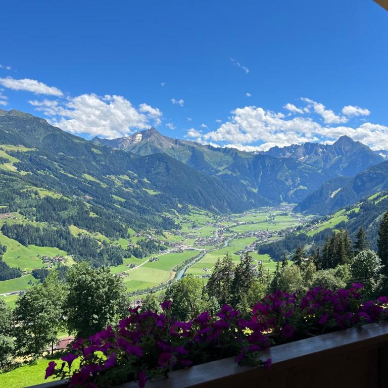 Ferienhaus Zillertal Panorama Blick Balkon Sauna - Apartment mit 3 Schlafzimmern - 56