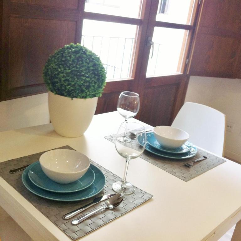 Superb Central Market Apt - Two-Bedroom Apartment with Balcony - 8